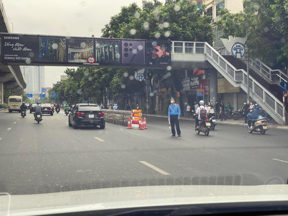 Thanh tra Sở GTVT quận Thanh Xuân có mặt để điều tiết giao thông, hướng dẫn người dân đi đúng làn Thanh tra Sở GTVT quận Thanh Xuân có mặt để điều tiết giao thông, hướng dẫn người dân đi đúng làn