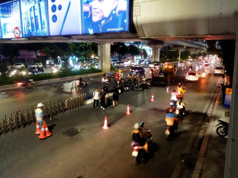 Phía sau hàng rào thép là dải phân cách cứng Phía sau hàng rào thép là dải phân cách cứng