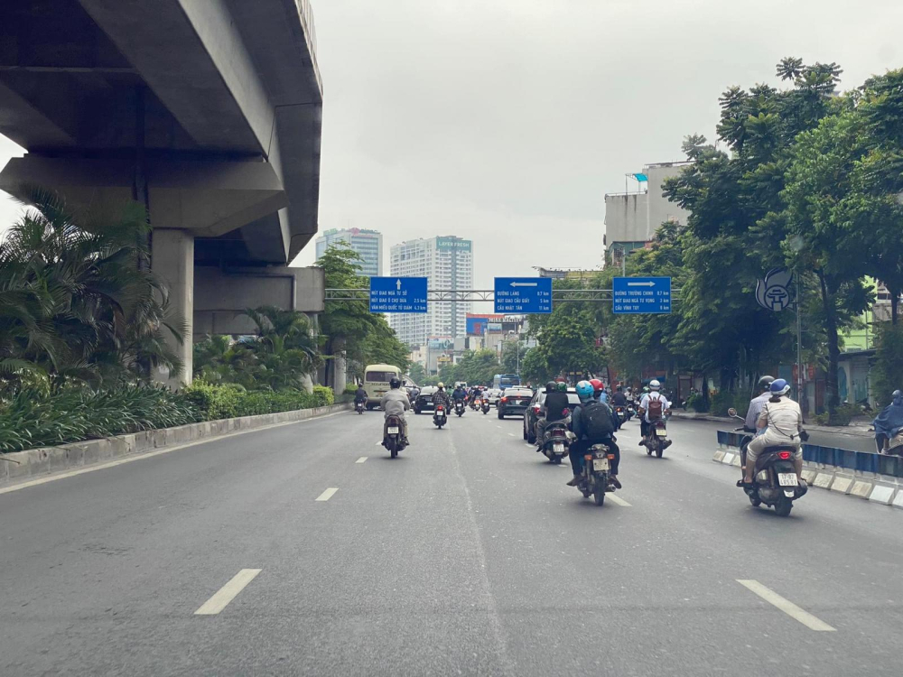 3 - 4 làn đường sát dải phân cách dành cho ô tô hoạt động nhưng nhiều xe máy vẫn đi vào 3 - 4 làn đường sát dải phân cách dành cho ô tô hoạt động nhưng nhiều xe máy vẫn đi vào