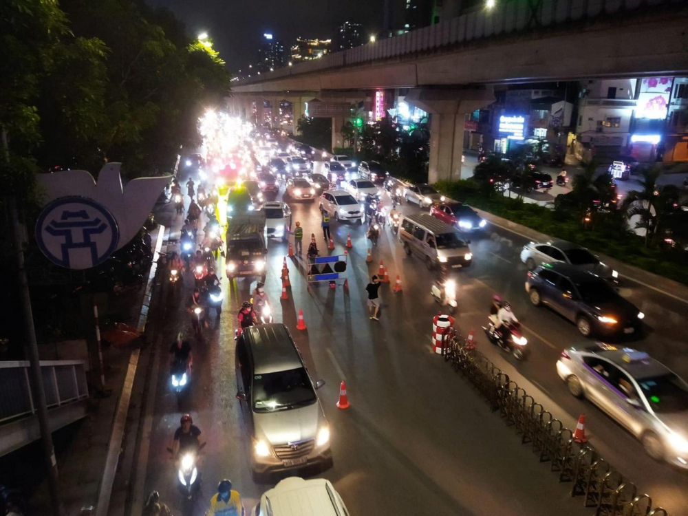 Hàng rào thép di động trên đường Nguyễn Trãi Hàng rào thép di động trên đường Nguyễn Trãi