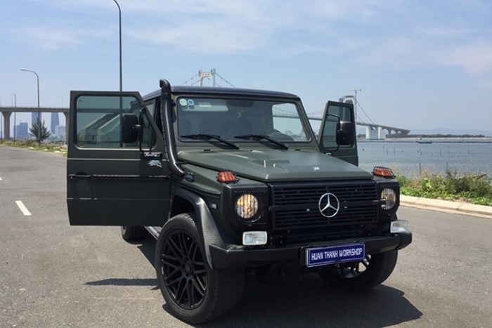 Sau đó xe được sơn lại màu xanh quân đội, độ thêm bộ la-zăng 22 inch của Brabus Sau đó xe được sơn lại màu xanh quân đội, độ thêm bộ la-zăng 22 inch của Brabus