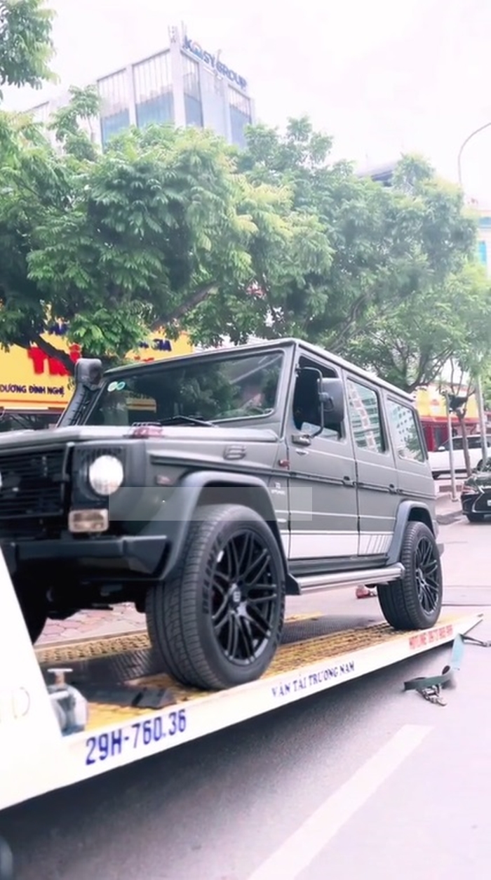 Và về tay ông Đặng Lê Nguyên Vũ có màu xanh quân đội nhưng là nhám, sọc AMG màu trắng ở sườn xe Và về tay ông Đặng Lê Nguyên Vũ có màu xanh quân đội nhưng là nhám, sọc AMG màu trắng ở sườn xe