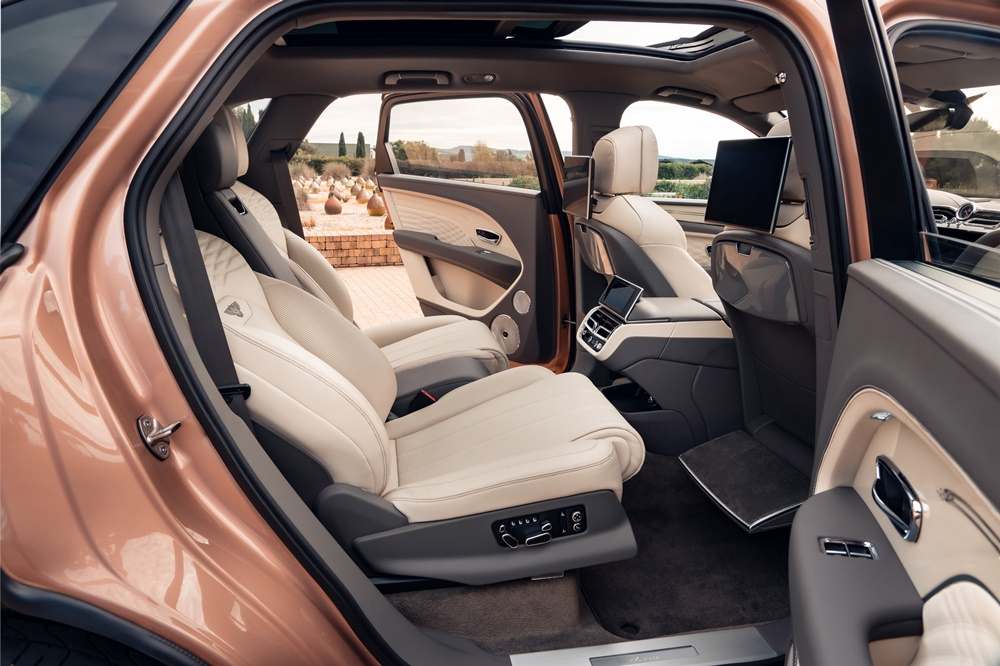 50% người mua Bentayga EWB (trục cơ sở kéo dài) đã đặt tùy chọn Airline Seat hạng thương. 50% người mua Bentayga EWB (trục cơ sở kéo dài) đã đặt tùy chọn Airline Seat hạng thương.
