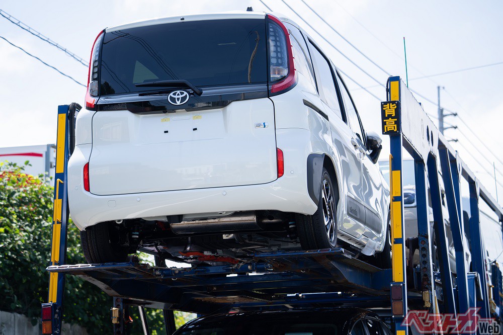 Toyota Sienta 2023 nhìn từ phía sau