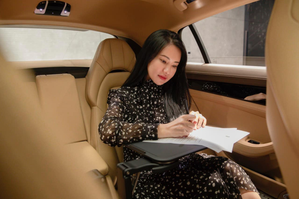 Lê Hà trong khoang lái xe Porsche Panamera 4 Executive thế hệ thứ 2 của mình Lê Hà trong khoang lái xe Porsche Panamera 4 Executive thế hệ thứ 2 của mình