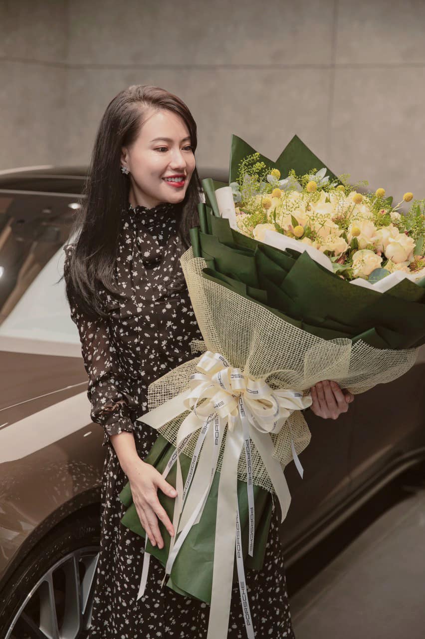 Nữ diễn viên “Biệt động Sài Gòn 2” Lê Hà tậu xe sang Porsche Panamera màu nâu lạ mắt Nữ diễn viên “Biệt động Sài Gòn 2” Lê Hà tậu xe sang Porsche Panamera màu nâu lạ mắt