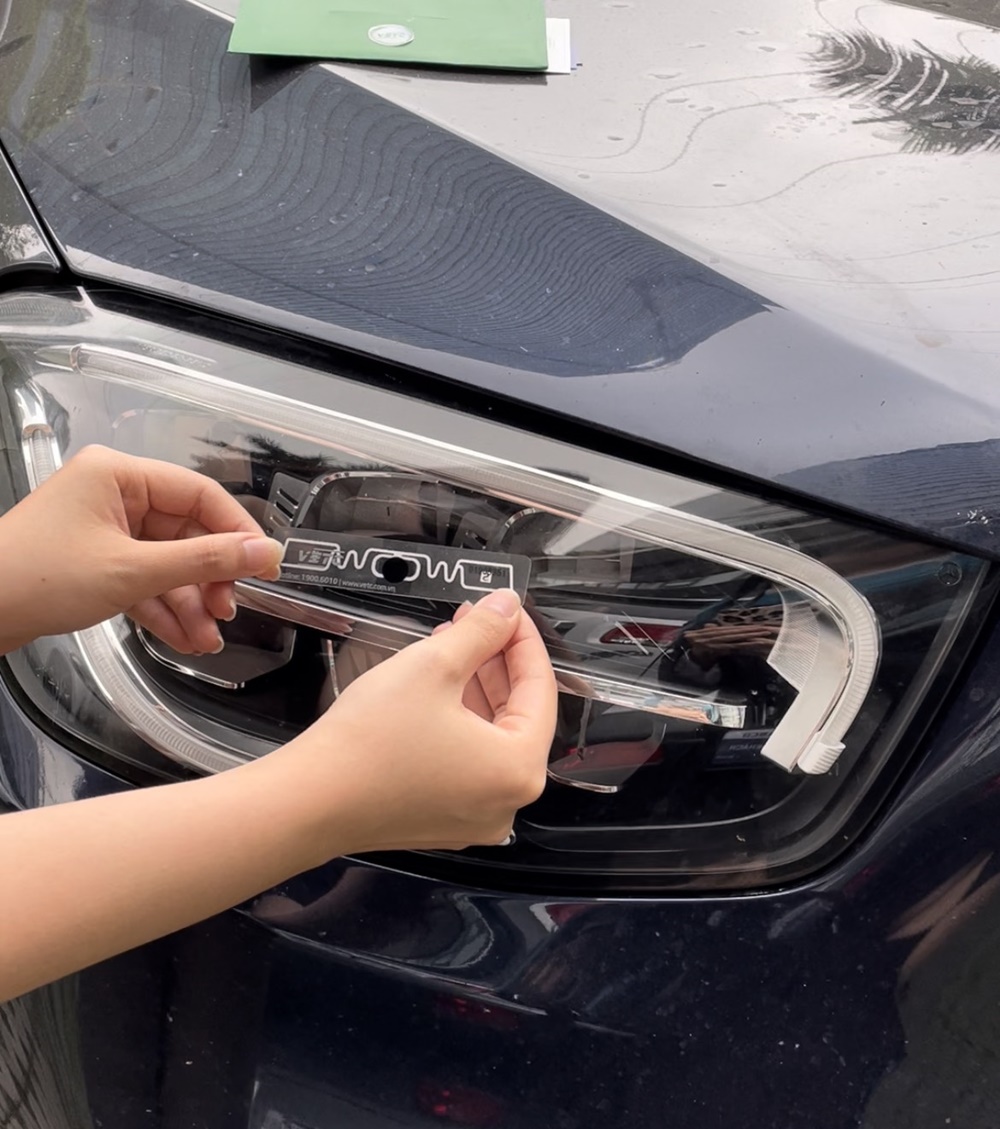 Dán thẻ định danh ở chóa đèn tuy dễ nhận thông tin nhưng nhanh bị bong, hỏng. Dán thẻ định danh ở chóa đèn tuy dễ nhận thông tin nhưng nhanh bị bong, hỏng.