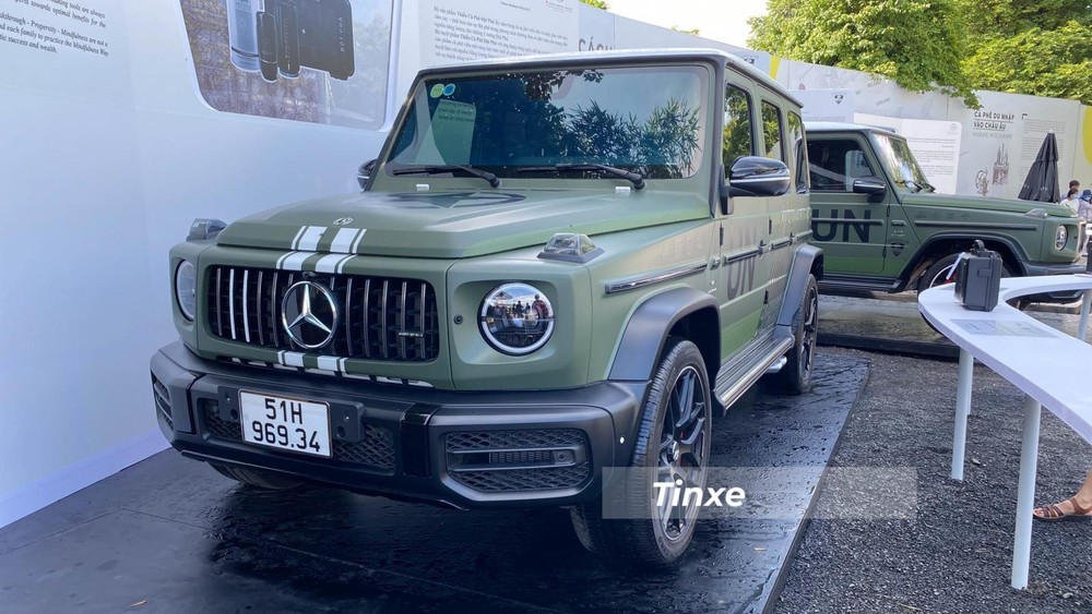 Cặp đôi xe SUV hạng sang Mercedes-AMG G63 đồng màu của ông Vũ