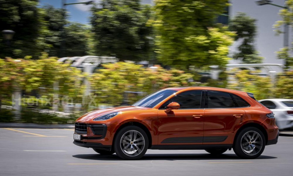 Porsche Macan 2022 được tinh chỉnh lại hệ thống treo và trợ lực lái nên mang lại cảm giác êm ái, thoải mái hơn. Porsche Macan 2022 được tinh chỉnh lại hệ thống treo và trợ lực lái nên mang lại cảm giác êm ái, thoải mái hơn.