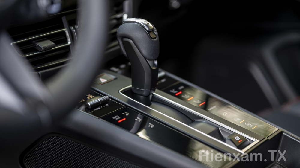 Cần số của Porsche Macan 2022 cũng tương tự Porsche 911. Cần số của Porsche Macan 2022 cũng tương tự Porsche 911.