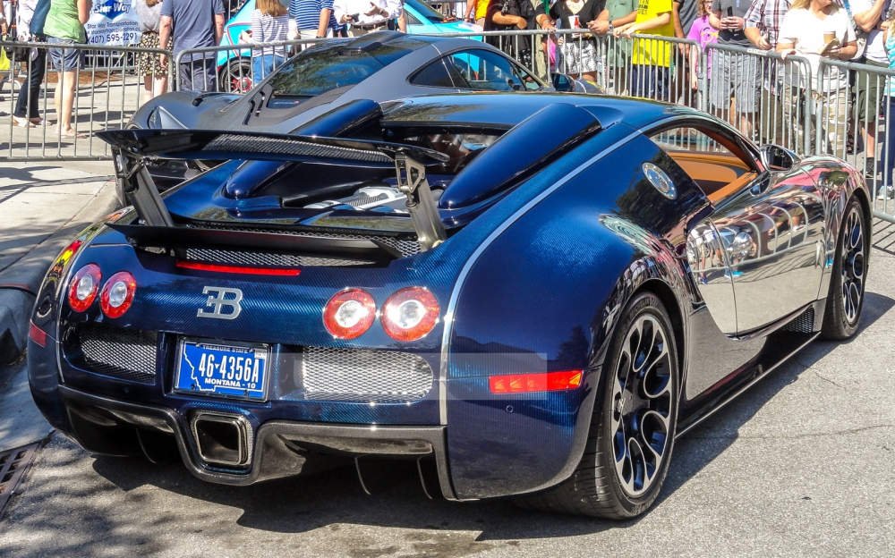 Bugatti Veyron màu carbon xanh đi cùng biển Bugatti Veyron màu carbon xanh đi cùng biển xanh của Montana