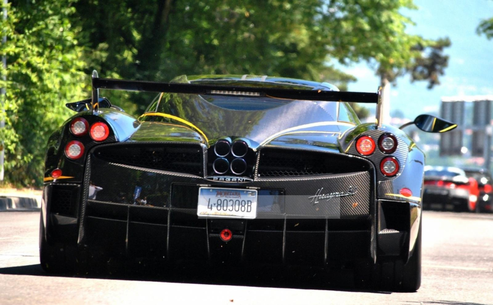 Pagani Huayra BC chỉ có 40 chiếc và giá bán là 2,6 triệu đô la Pagani Huayra BC chỉ có 40 chiếc và giá bán là 2,6 triệu đô la