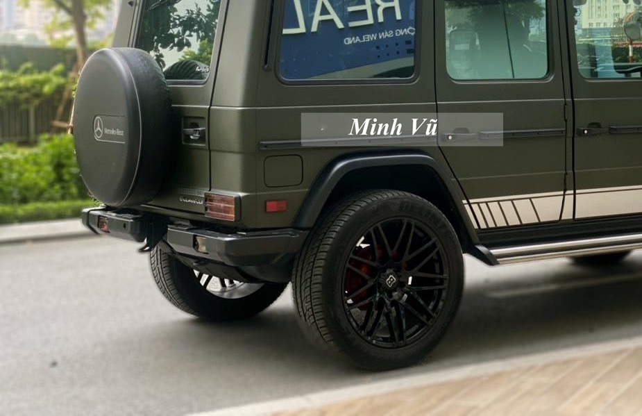 Ngoài màu áo chuẩn xe Mercedes-Benz G-Class của ông Đặng Lê Nguyên Vũ, chiếc xe SUV Mercedes-Benz G300 CDI Professional này còn có thêm bộ la-zăng độ của Brabus có giá tại thời điểm chủ cũ lắp đặt vào năm 2016 là 9.200 đô la, khoảng 201 triệu đồng, tính theo tỷ giá tại thời điểm đó. Bộ mâm này được sơn đen và bên trong là kẹp phanh màu đỏ nổi bật. Nguyên bản xe có bộ mâm 18 inch được sơn tối màu. Ngoài màu áo chuẩn xe Mercedes-Benz G-Class của ông Đặng Lê Nguyên Vũ, chiếc xe SUV Mercedes-Benz G300 CDI Professional này còn có thêm bộ la-zăng độ của Brabus có giá tại thời điểm chủ cũ lắp đặt vào năm 2016 là 9.200 đô la, khoảng 201 triệu đồng, tính theo tỷ giá tại thời điểm đó. Bộ mâm này được sơn đen và bên trong là kẹp phanh màu đỏ nổi bật. Nguyên bản xe có bộ mâm 18 inch được sơn tối màu.