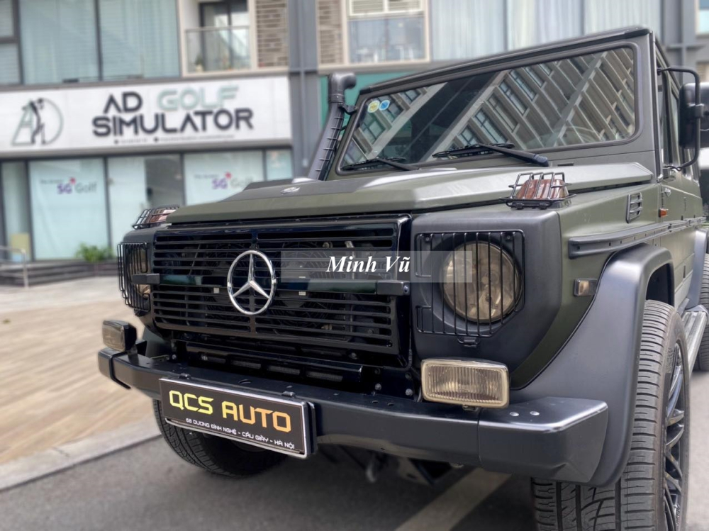 Quá trình sơn đổi màu chiếc xe Mercedes-Benz G300 CDI Professional này do thợ Đà Nẵng thực hiện và tốn khoảng 50 triệu đồng, hiện xe vẫn mang màu xanh quân đội khi được ông Đặng Lê Nguyên Vũ mua về sưu tầm nhưng là màu nhám, không phải bóng như trước nên nhiều khả năng được dán đề-can. Chưa hết, để tạo điểm nhấn cho ngoại hình xe, chiếc Mercedes-Benz G300 CDI Professional có thêm đường sọc AMG màu trắng bằng đề-can ở hông xe. Quá trình sơn đổi màu chiếc xe Mercedes-Benz G300 CDI Professional này do thợ Đà Nẵng thực hiện và tốn khoảng 50 triệu đồng, hiện xe vẫn mang màu xanh quân đội khi được ông Đặng Lê Nguyên Vũ mua về sưu tầm nhưng là màu nhám, không phải bóng như trước nên nhiều khả năng được dán đề-can. Chưa hết, để tạo điểm nhấn cho ngoại hình xe, chiếc Mercedes-Benz G300 CDI Professional có thêm đường sọc AMG màu trắng bằng đề-can ở hông xe.