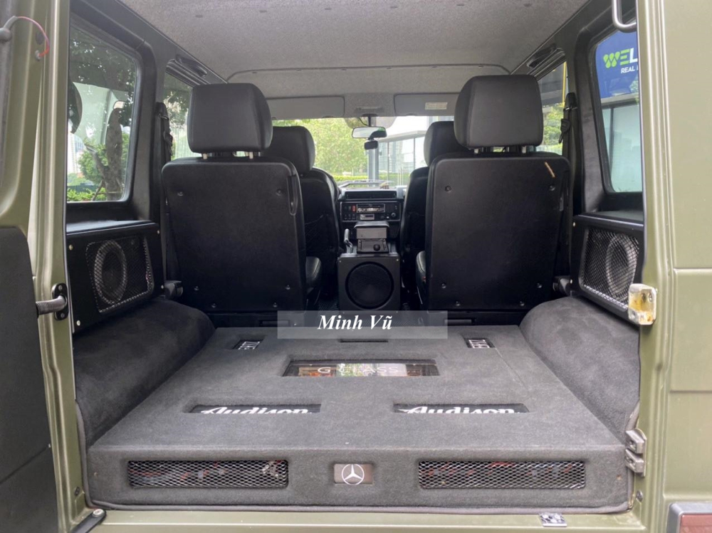 Tổng chi phí cho lần độ vào năm 2016 của xe SUV Mercedes-Benz G300 CDI Professional này là 333 triệu đồng. Có một chi tiết trên xe Mercedes-Benz G300 CDI Professional khiến ông Vũ hài lòng là việc xe trang bị sẵn ống thở độ chuyên dùng off-road, giúp xe có khả năng lội nước sâu 1 m. Trước đó, trên 5 xe Mercedes-Benz G-Class khác đã được Chủ tịch Trung Nguyên mang đi khoét lỗ vào dàn áo Tổng chi phí cho lần độ vào năm 2016 của xe SUV Mercedes-Benz G300 CDI Professional này là 333 triệu đồng. Có một chi tiết trên xe Mercedes-Benz G300 CDI Professional khiến ông Vũ hài lòng là việc xe trang bị sẵn ống thở độ chuyên dùng off-road, giúp xe có khả năng lội nước sâu 1 m. Trước đó, trên 5 xe Mercedes-Benz G-Class khác đã được Chủ tịch Trung Nguyên mang đi khoét lỗ vào dàn áo zin để bắt ống thở độ, đa phần của hãng Safari.