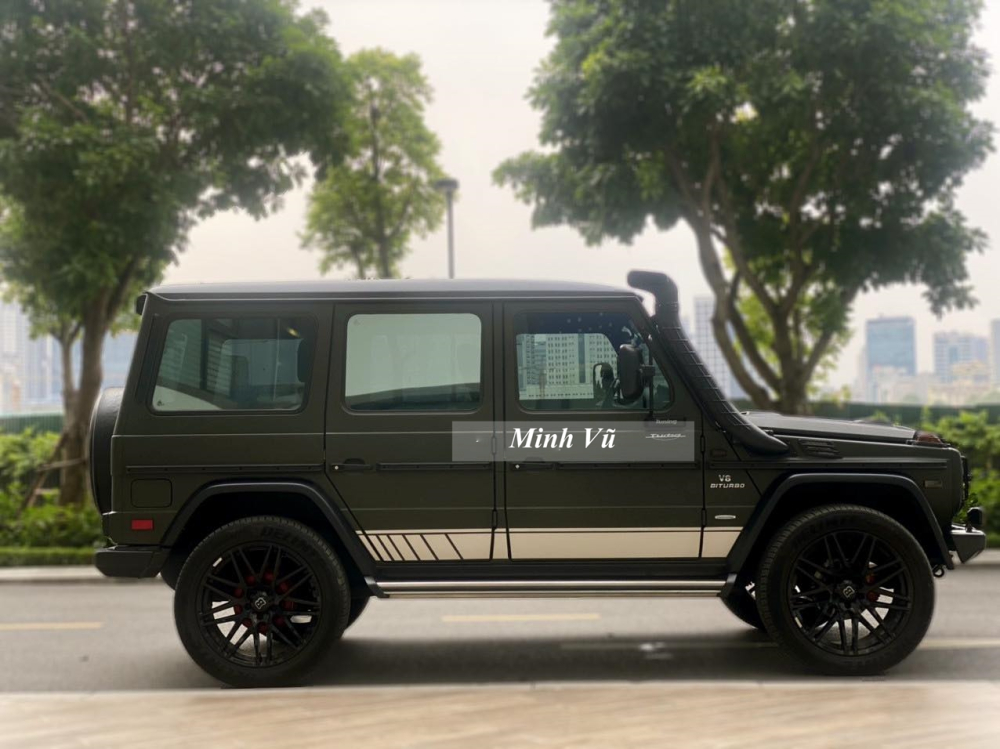 Trước khi về đến garage xe của ông Đặng Lê Nguyên Vũ, chiếc SUV Mercedes-Benz G300 CDI Professional này đã trải qua 1 dự án độ khá nổi tiếng cách đây 6 năm khi được chủ cũ sơn đổi màu ngoại thất, độ thêm 1 số đồ chơi cho xe trông hầm hố hơn xe nguyên bản. Đánh giá nhanh Mercedes-Benz G300 CDI của Đặng Lê Nguyên Vũ chúng tôi nhận thấy xe còn khá mới Trước khi về đến garage xe của ông Đặng Lê Nguyên Vũ, chiếc SUV Mercedes-Benz G300 CDI Professional này đã trải qua 1 dự án độ khá nổi tiếng cách đây 6 năm khi được chủ cũ sơn đổi màu ngoại thất, độ thêm 1 số đồ chơi cho xe trông hầm hố hơn xe nguyên bản. Đánh giá nhanh Mercedes-Benz G300 CDI của Đặng Lê Nguyên Vũ chúng tôi nhận thấy xe còn khá mới