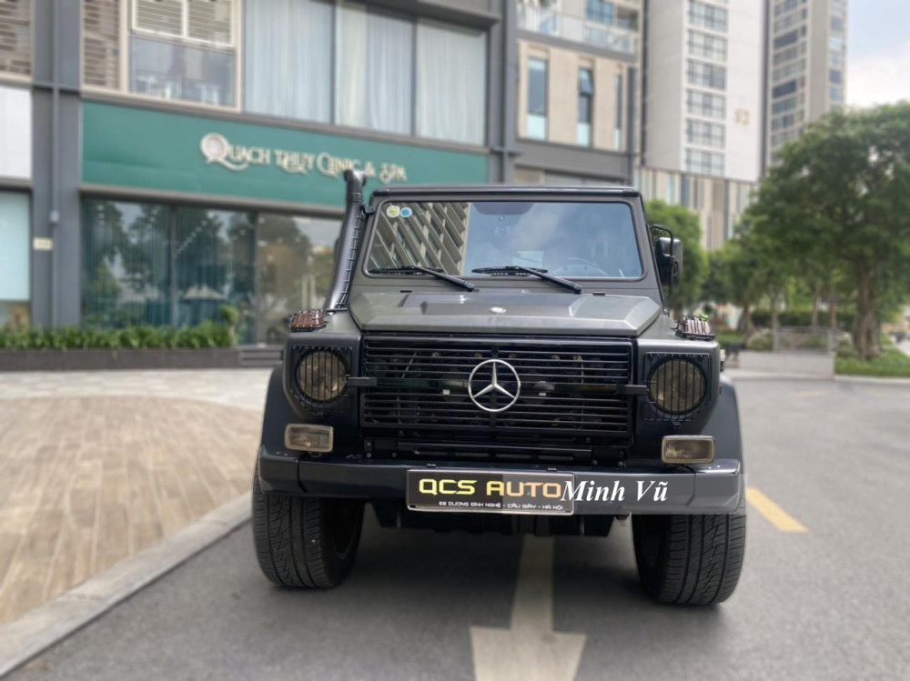 Năm 2014, đại lý xe Mercedes-Benz Việt Nam đã nhập về nước lô hàng xe Mercedes-Benz G300 CDI đã thu hút sự quan tâm của giới đại gia Việt tìm kiếm chơi hàng lạ bên cạnh G55 AMG hay G63 AMG đã quá quen thuộc. Điểm thú vị chính là Mercedes-Benz G300 CDI được cải tiến từ xe quân sự và chuyên off-road nên có sẵn trang bị ống thở bên hông. Năm 2014, đại lý xe Mercedes-Benz Việt Nam đã nhập về nước lô hàng xe Mercedes-Benz G300 CDI đã thu hút sự quan tâm của giới đại gia Việt tìm kiếm chơi hàng lạ bên cạnh G55 AMG hay G63 AMG đã quá quen thuộc. Điểm thú vị chính là Mercedes-Benz G300 CDI được cải tiến từ xe quân sự và chuyên off-road nên có sẵn trang bị ống thở bên hông.