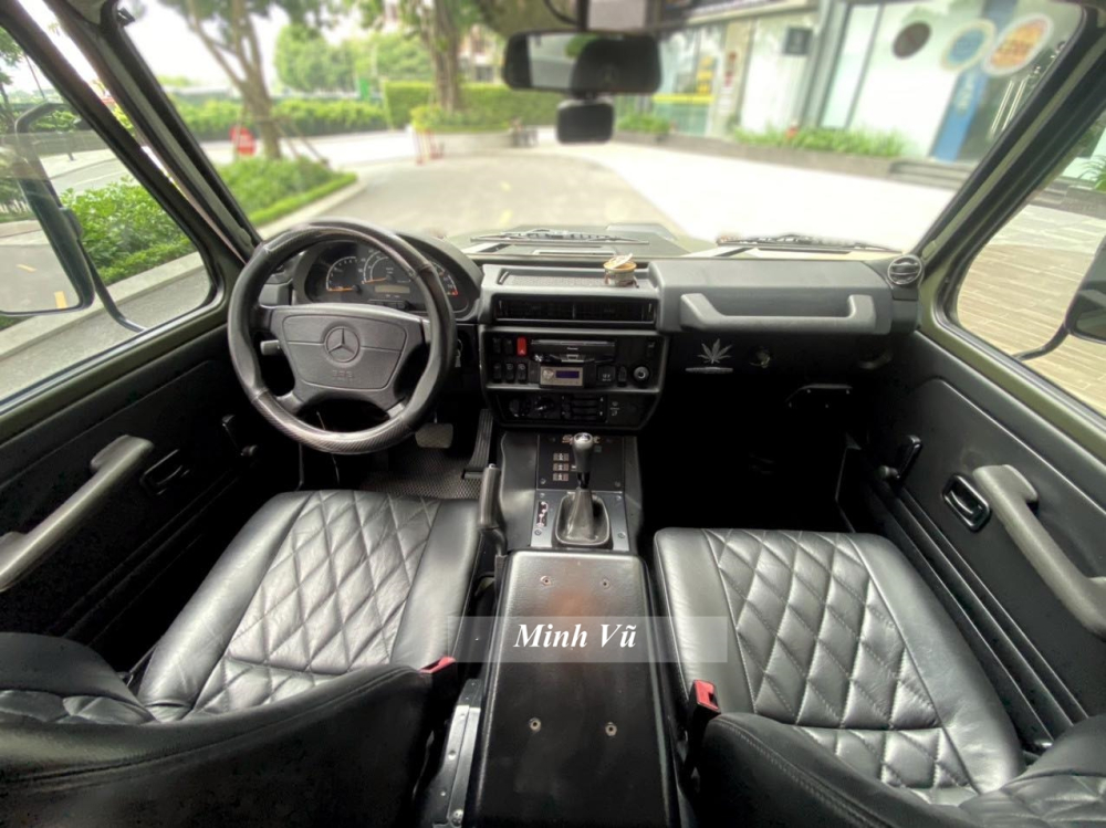 Sức mạnh của xe Mercedes G300 CDI Professional sẽ kết hợp với hộp số tự động 5 cấp, nhờ đó, xe có khả năng tăng tốc từ vị trí đứng yên lên 100 km/h trong thời gian 18 giây trước khi đạt vận tốc tối đa 160 km/giờ, các thông số này rất yếu so với các xe G-Class khác mà ông Vũ đang sở hữu. Xe được trang bị hệ dẫn động 4 bánh toàn thời gian và 3 chế độ khóa vi sai gồm khóa cầu trước, khóa cầu sau và khóa trung tâm, xe còn trang bị hệ thống sưởi cho hàng ghế trước. Sức mạnh của xe Mercedes G300 CDI Professional sẽ kết hợp với hộp số tự động 5 cấp, nhờ đó, xe có khả năng tăng tốc từ vị trí đứng yên lên 100 km/h trong thời gian 18 giây trước khi đạt vận tốc tối đa 160 km/giờ, các thông số này rất yếu so với các xe G-Class khác mà ông Vũ đang sở hữu. Xe được trang bị hệ dẫn động 4 bánh toàn thời gian và 3 chế độ khóa vi sai gồm khóa cầu trước, khóa cầu sau và khóa trung tâm, xe còn trang bị hệ thống sưởi cho hàng ghế trước.