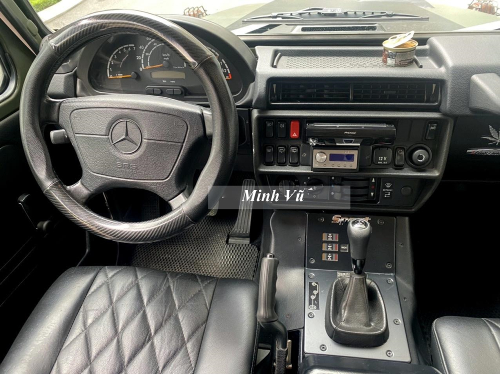 Mở cửa bước vào bên trong khoang lái chiếc xe Mercedes-Benz G300 CDI Professional của ông Đặng Lê Nguyên Vũ mới mua có thể thấy sự cổ điển ở nhiều nút bấm thể hiện sự quen thuộc trên dòng xe Mercedes-Benz G-Class Mở cửa bước vào bên trong khoang lái chiếc xe Mercedes-Benz G300 CDI Professional của ông Đặng Lê Nguyên Vũ mới mua có thể thấy sự cổ điển ở nhiều nút bấm thể hiện sự quen thuộc trên dòng xe Mercedes-Benz G-Class
