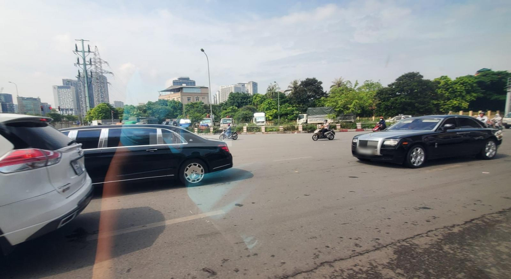 Góc ảnh này cũng đủ biết chiếc xe lăn bánh trước Rolls-Royce Ghost là Mercedes-Maybach Pullman Góc ảnh này cũng đủ biết chiếc xe lăn bánh trước Rolls-Royce Ghost là Mercedes-Maybach Pullman