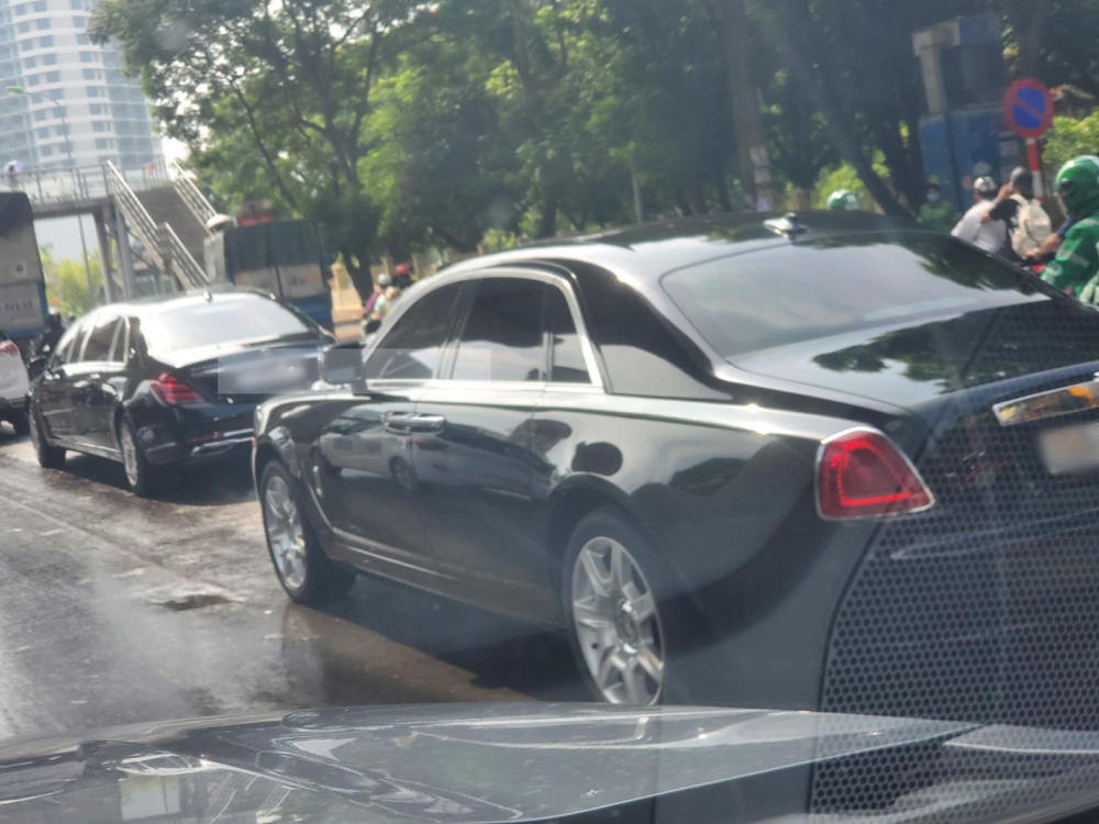 Rolls-Royce Ghost và chạy phía trước là Mercedes-Maybach S650 Pullman Rolls-Royce Ghost và chạy phía trước là Mercedes-Maybach S650 Pullman