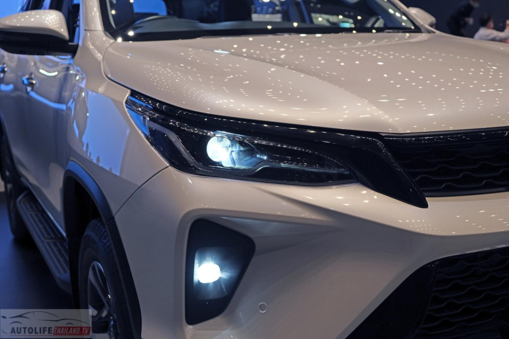 Hệ thống đèn trên đầu xe của Toyota Fortuner Leader 2023 Hệ thống đèn trên đầu xe của Toyota Fortuner Leader 2023