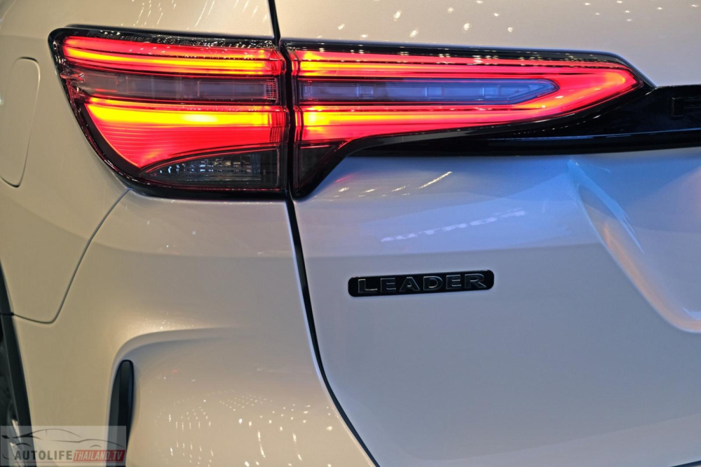 Logo Leader trên cửa cốp của Toyota Fortuner Leader 2023 Logo Leader trên cửa cốp của Toyota Fortuner Leader 2023