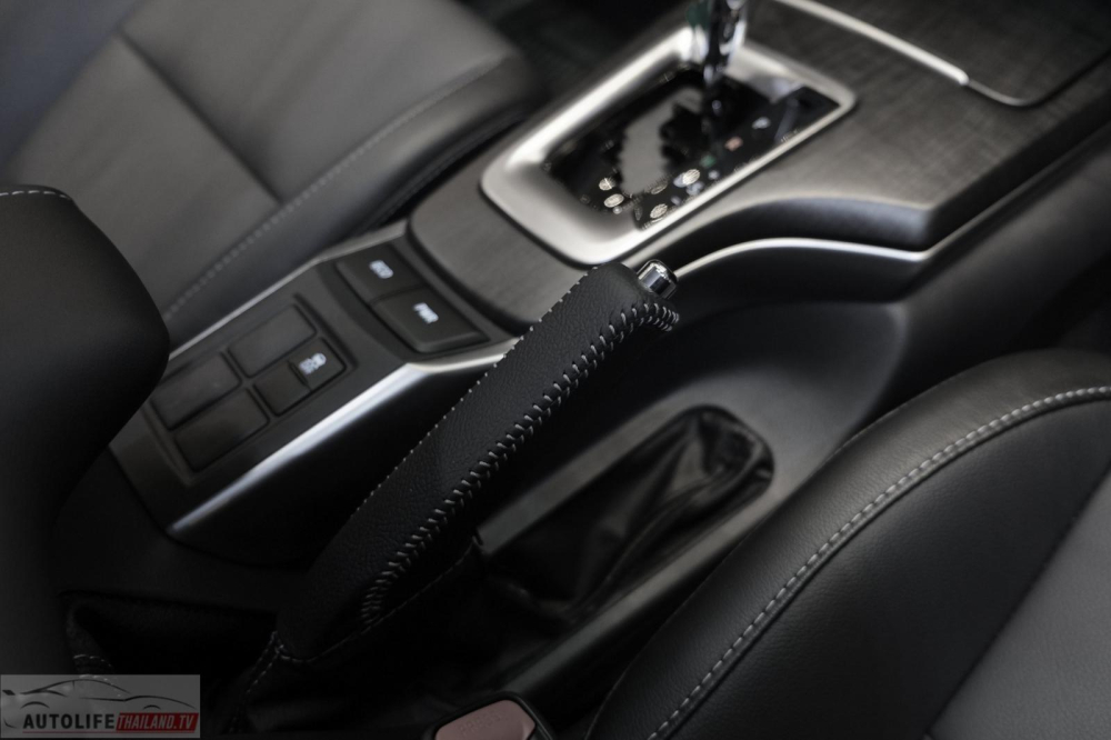 Phanh tay chỉnh cơ của Toyota Fortuner Leader 2023 Phanh tay chỉnh cơ của Toyota Fortuner Leader 2023