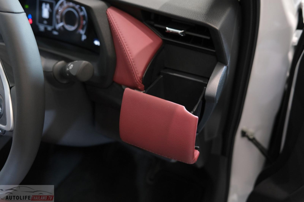 Ngăn đựng cốc trên mặt táp-lô của Toyota Vios Premium Luxury 2023 Ngăn đựng cốc trên mặt táp-lô của Toyota Vios Premium Luxury 2023