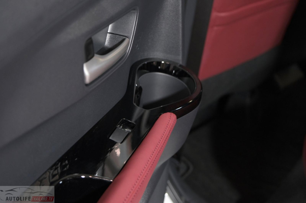 Ngăn đựng cốc trên tappi cửa của Toyota Vios Premium Luxury 2023 Ngăn đựng cốc trên tappi cửa của Toyota Vios Premium Luxury 2023