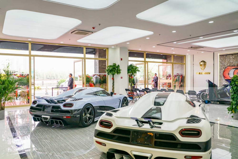 Còn đây là ảnh toàn cảnh phòng trưng bày khi đó với 3 xe Koenigsegg Agera R Còn đây là ảnh toàn cảnh phòng trưng bày khi đó với 3 xe Koenigsegg Agera R