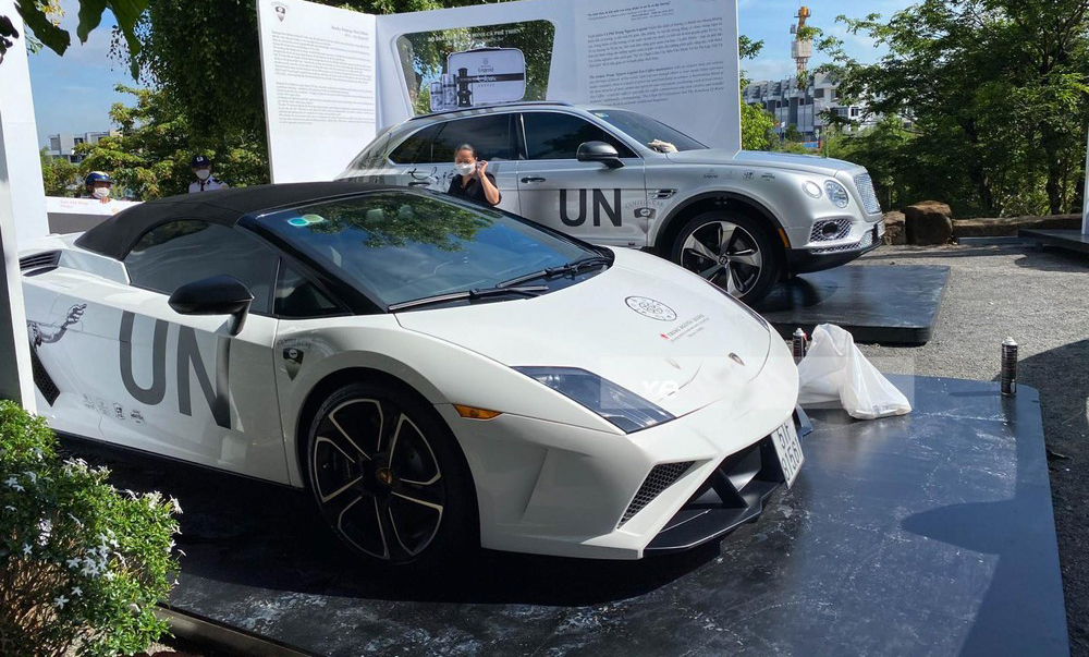 Lamborghini Gallardo LP560-4 Spyder 50th Anniversary tại sự kiện trưng bày xe ở Buôn Ma Thuột vào tháng 6 năm 2022 Lamborghini Gallardo LP560-4 Spyder 50th Anniversary tại sự kiện trưng bày xe ở Buôn Ma Thuột vào tháng 6 năm 2022
