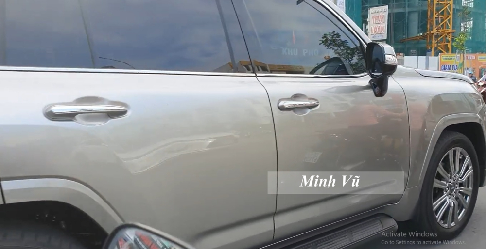 Lexus LX600 2022 vẫn giữ tay nắm cửa truyền thống, thay vì làm ẩn vào trong những các mẫu xe SUV hay xe thể thao và xe sang sau này Lexus LX600 2022 vẫn giữ tay nắm cửa truyền thống, thay vì làm ẩn vào trong những các mẫu xe SUV hay xe thể thao và xe sang sau này