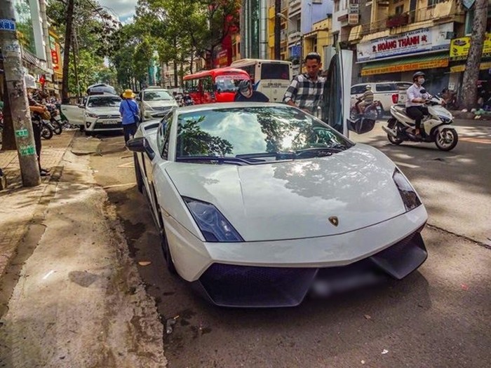 Lamborghini Gallardo SE độc nhất Việt Nam đã được chủ nhân nâng cấp body kit Lamborghini Gallardo Superleggera và cửa cắt kéo 