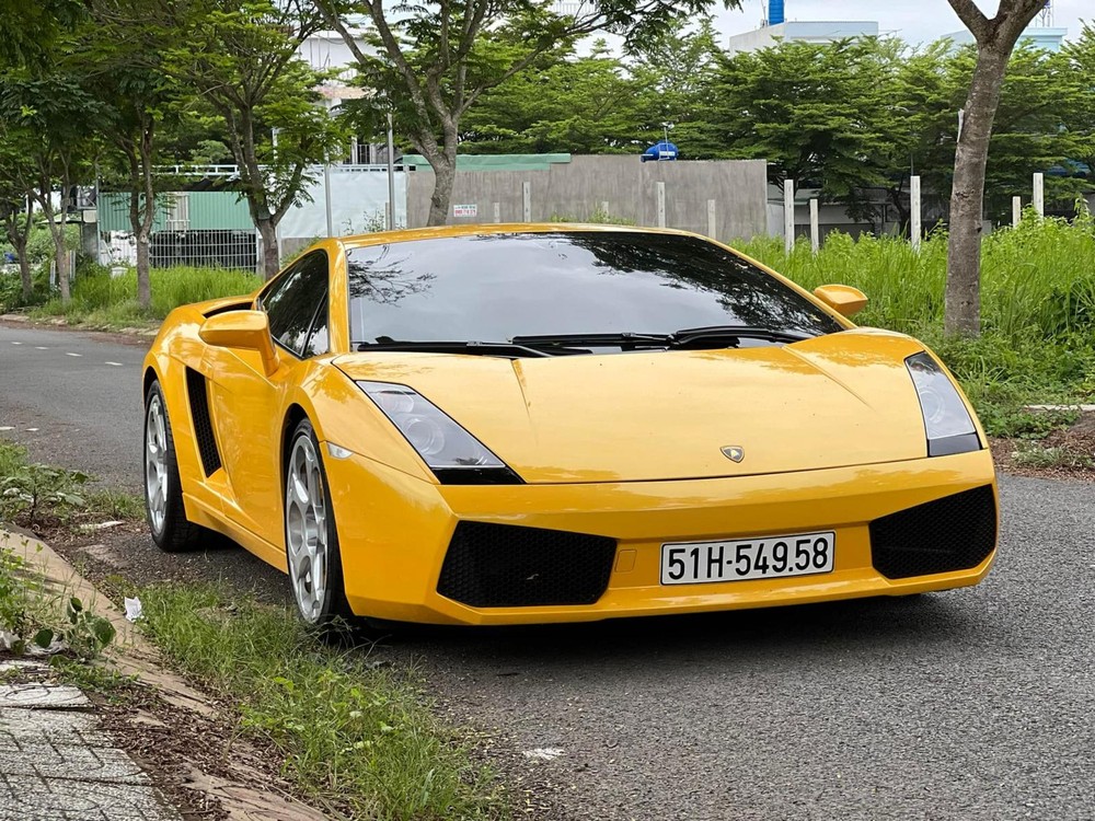 Một chiếc xe Lamborghini Gallardo tiêu chuẩn được ông chủ công ty nhập khẩu tư nhân đầu tư rất nhiều tiền vào các trang bị, đồ hãng và cả máy kiểm tra sức khỏe cho bò tót này có giá gần 300 triệu đồng