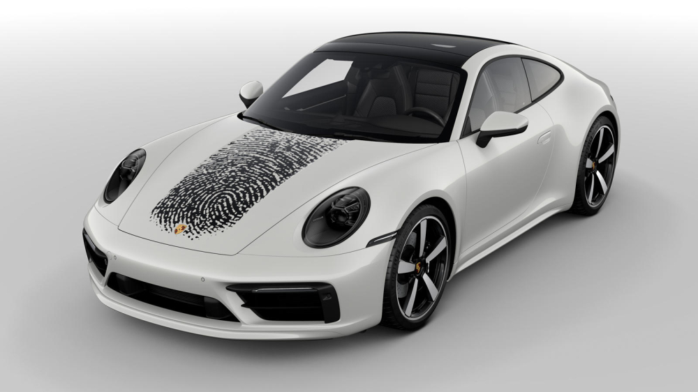 Chiếc xe Porsche 911 với nắp capô được in dấu vân tay Chiếc xe Porsche 911 với nắp capô được in dấu vân tay