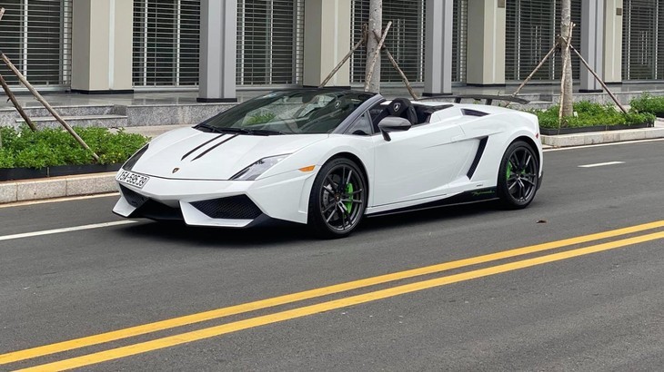 1 trong 2 chiếc xe Lamborghini Gallardo LP570-4 Spyder Performante đang lăn bánh tại Việt Nam