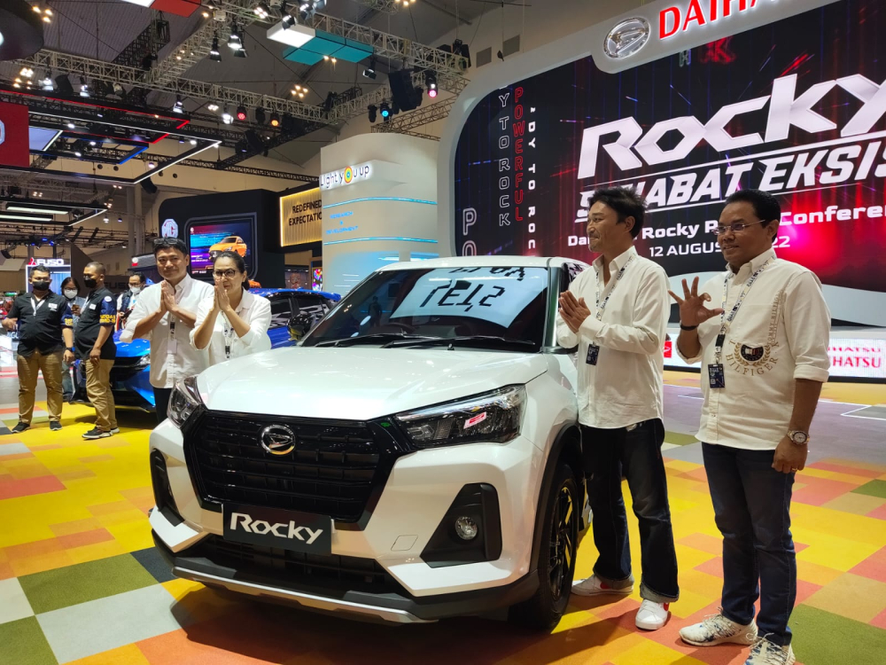 Daihatsu Rocky phi&ecirc;n bản d&ugrave;ng động cơ xăng tại Indonesia