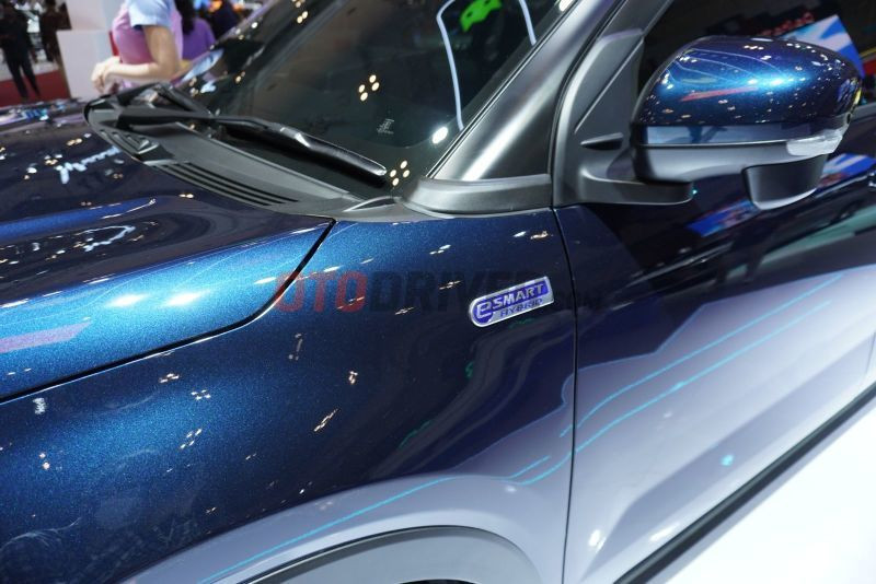 Logo e-Smart tr&ecirc;n sườn xe của Daihatsu Rocky e-Smart Hybrid