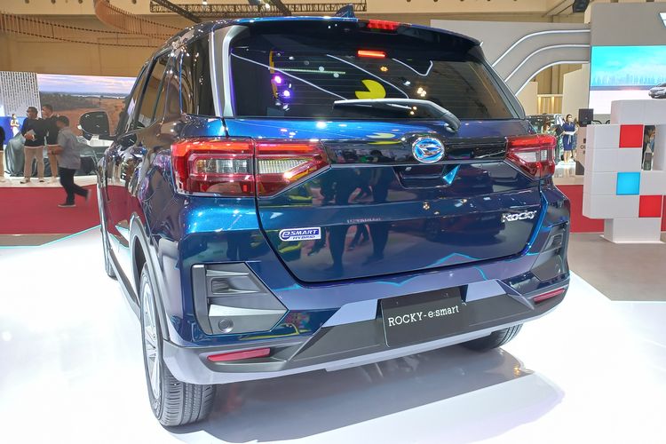 Thiết kế đằng sau của Daihatsu Rocky e-Smart Hybrid về cơ bản l&agrave; giống Toyota Raize