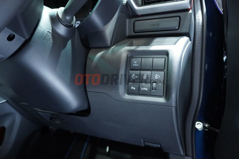 Daihatsu Rocky e-Smart Hybrid c&oacute; cả ổ điện AC 100V v&agrave; c&ocirc;ng nghệ S-Pedal