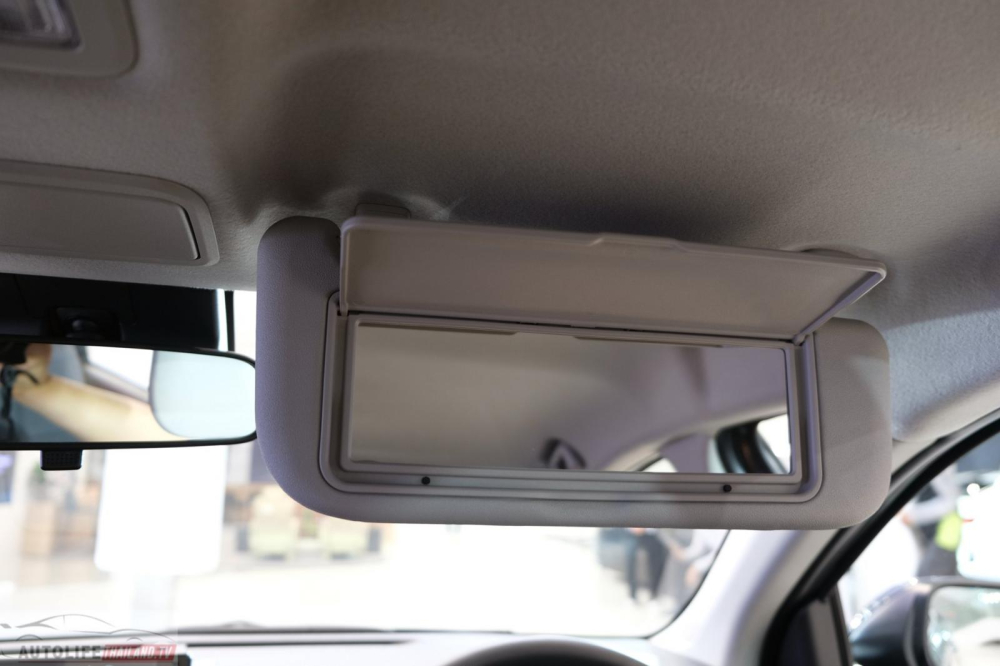 Tấm che nắng tích hợp gương cỡ lớn của Toyota Vios Smart 2023