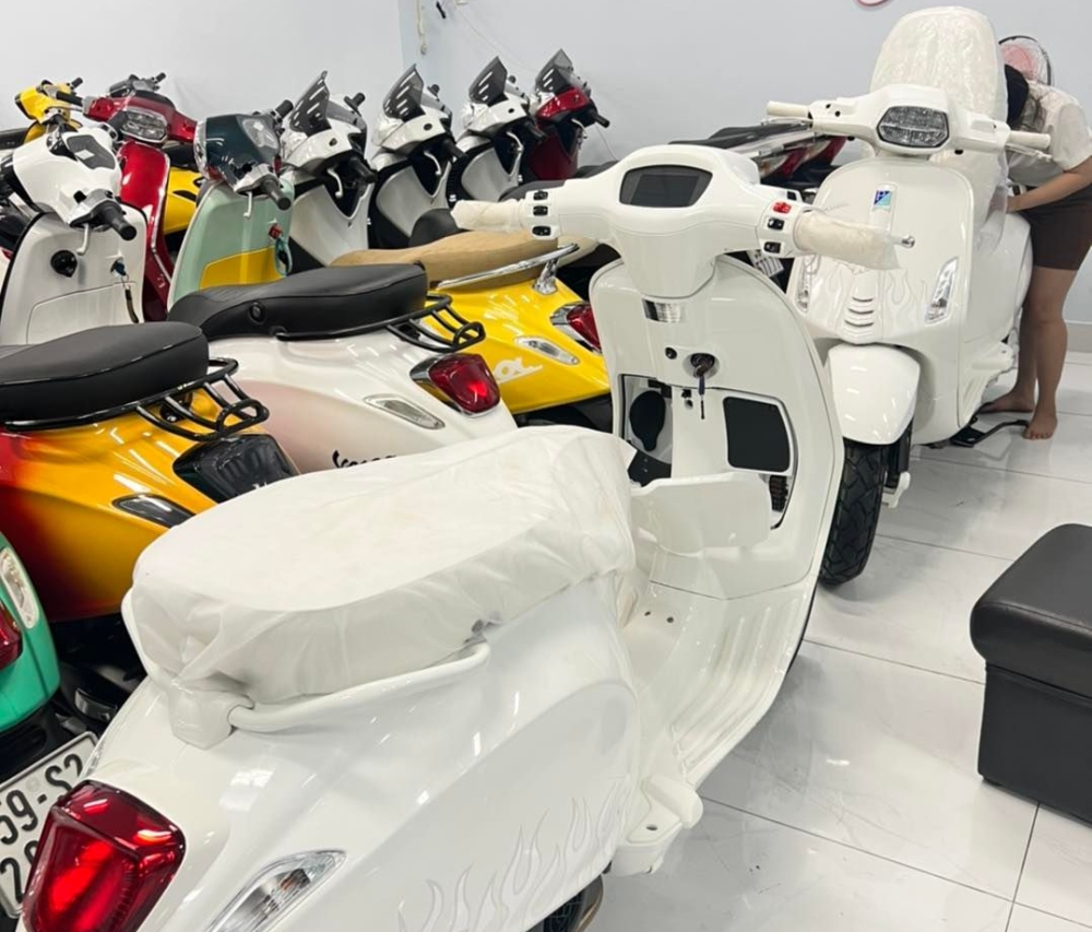 Giá xe Vespa Sprint Justin Bieber bị dân buôn Giá xe Vespa Sprint Justin Bieber bị dân buôn hét lên 279 triệu đồng, chênh lệch 147 triệu đồng