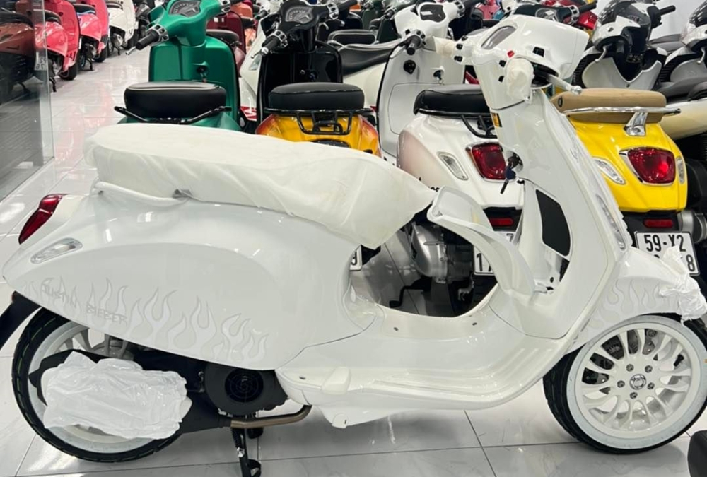 Vespa Sprint Justin Bieber 150cc đang bị đẩy giá lên cao chót vót, có cửa hàng bán xe với giá chênh 147 triệu đồng so với giá công bố của hãng, mức chênh này thậm chí đủ mua 1 xe Vespa Sprint Justin Bieber 125cc đã bao gồm chi phí đăng ký biển số Vespa Sprint Justin Bieber 150cc đang bị đẩy giá lên cao chót vót, có cửa hàng bán xe với giá chênh 147 triệu đồng so với giá công bố của hãng, mức chênh này thậm chí đủ mua 1 xe Vespa Sprint Justin Bieber 125cc đã bao gồm chi phí đăng ký biển số