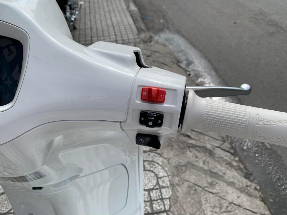 Hay việc được trang bị nút tắt và bật động cơ khẩn cấp màu đỏ, cuối cùng là đèn pha của xe luôn sáng Hay việc được trang bị nút tắt và bật động cơ khẩn cấp màu đỏ, cuối cùng là đèn pha của xe luôn sáng