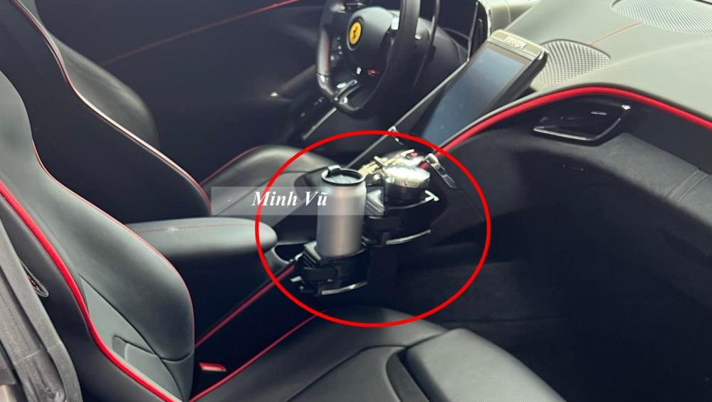 Ông Đặng Lê Nguyên Vũ cho độ thêm hộc đựng cốc, tàn gạt thuốc và hộp đựng xì gà trong khoang lái xe Ferrari Roma Ông Đặng Lê Nguyên Vũ cho độ thêm hộc đựng cốc, tàn gạt thuốc và hộp đựng xì gà trong khoang lái xe Ferrari Roma