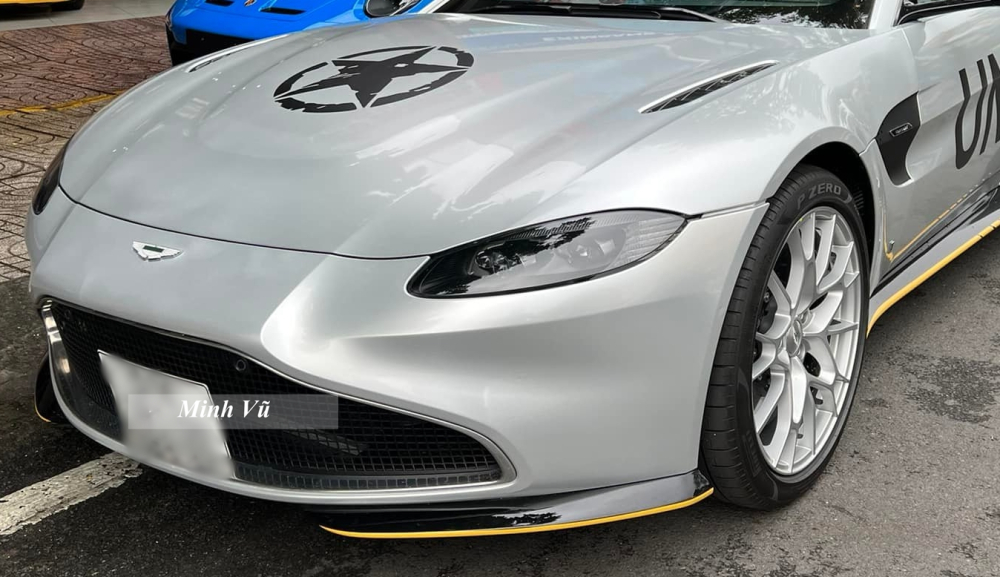 Chiếc xe Aston Martin Vantage phiên bản 007 Edition đã được cho dán lại màu bạc Chiếc xe Aston Martin Vantage phiên bản 007 Edition đã được cho dán lại màu bạc