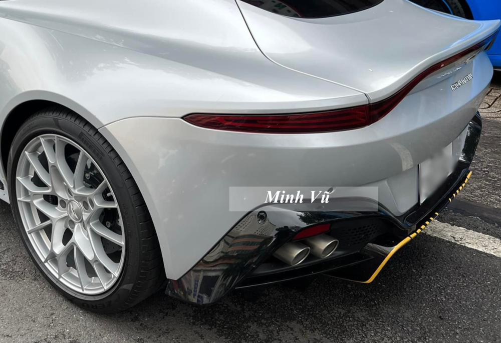 Nguyên bản xe có màu xám Cumberland rất đặc trưng của dòng xe Aston Martin Vantage 007 Edition Nguyên bản xe có màu xám Cumberland rất đặc trưng của dòng xe Aston Martin Vantage 007 Edition