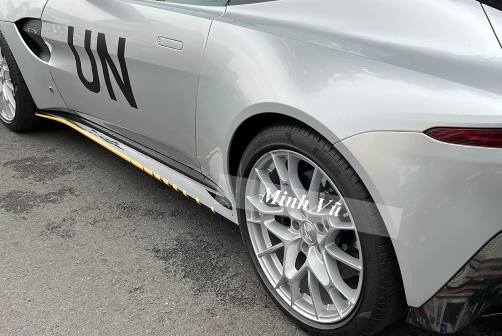 Tiếp đến là logo UN bên cửa xe Tiếp đến là logo UN bên cửa xe