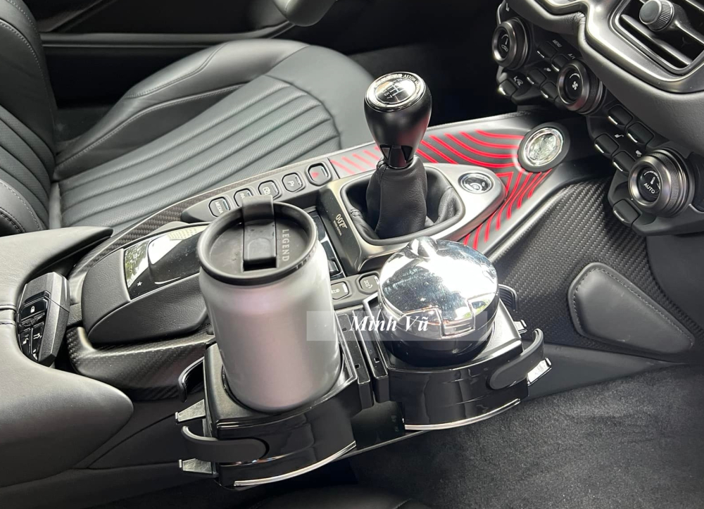 Bảo bối này cũng xuất hiện trong khoang lái xe Aston Martin Vantage 007 Edition Bảo bối này cũng xuất hiện trong khoang lái xe Aston Martin Vantage 007 Edition
